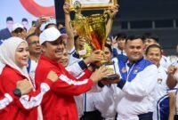 Atlet mengangkat trofi kejuaraan Porprov Sumbar 2026. (Foto: Rakyat Sumbar)