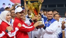 Atlet mengangkat trofi kejuaraan Porprov Sumbar 2026. (Foto: Rakyat Sumbar)