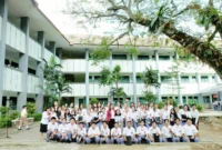 Sejumlah pelajar berseragam berfoto bersama di halaman sekolah. (Foto: Dok. Wikimedia Commons/Tian x-way (CC BY-SA 4.0))