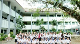 Sejumlah pelajar berseragam berfoto bersama di halaman sekolah. (Foto: Dok. Wikimedia Commons/Tian x-way (CC BY-SA 4.0))