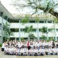 Sejumlah pelajar berseragam berfoto bersama di halaman sekolah. (Foto: Dok. Wikimedia Commons/Tian x-way (CC BY-SA 4.0))