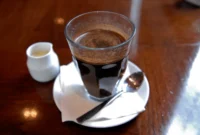 Secangkir kopi tubruk di atas meja kayu. (Foto: Dok. Wikimedia Commons/Mo Riza (CC BY 2.0))