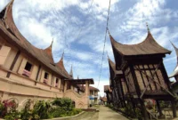 Rumah gadang dan rangkiang, bangunan pusako tinggi di Minangkabau. (Foto: Dok. Wikimedia Commons/Hermadiyansyah Putra St Bagindo (CC BY-SA 4.0))