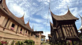Rumah gadang dan rangkiang, bangunan pusako tinggi di Minangkabau. (Foto: Dok. Wikimedia Commons/Hermadiyansyah Putra St Bagindo (CC BY-SA 4.0))