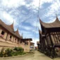 Rumah gadang dan rangkiang, bangunan pusako tinggi di Minangkabau. (Foto: Dok. Wikimedia Commons/Hermadiyansyah Putra St Bagindo (CC BY-SA 4.0))