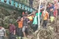 Wisatawan Tewas Terjatuh di Air Terjun Robo Limapuluh Kota. (Foto: iNews.id)