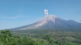 Gunung Semeru Erupsi, Kolom Abu Capai 800 Meter. (Foto: iNews.id)