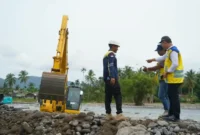 PU Rampungkan Tanggul Darurat Padang, Jalan Tapan Dibuka. (Foto: Tribunnews)