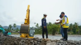 PU Rampungkan Tanggul Darurat Padang, Jalan Tapan Dibuka. (Foto: Tribunnews)