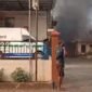 Gudang Alkes Puskesmas Tragah Terbakar, Pasien Dievakuasi. (Foto: iNews.id)