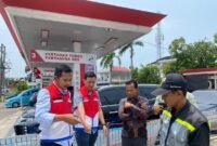 Petugas Pertamina memeriksa kualitas bahan bakar di salah satu SPBU di Padang. (Foto: Dok. ANTARA)