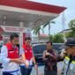 Petugas Pertamina memeriksa kualitas bahan bakar di salah satu SPBU di Padang. (Foto: Dok. ANTARA)