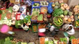 Ilustrasi belanja bulanan di pasar tradisional. (Foto: Wikimedia Commons)
