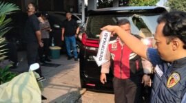 Tim identifikasi kepolisian memeriksa kendaraan di lokasi pembacokan mantan anggota Kopassus di Perumahan Jakarta Garden City, Cakung Timur, Jakarta Timur, Kamis (22/10/2026). (Foto: Dok. detikcom)