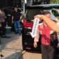 Tim identifikasi kepolisian memeriksa kendaraan di lokasi pembacokan mantan anggota Kopassus di Perumahan Jakarta Garden City, Cakung Timur, Jakarta Timur, Kamis (22/10/2026). (Foto: Dok. detikcom)