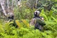 Prajurit TNI bersenjata saat operasi di hutan Papua. (Foto: Dok. iNews)