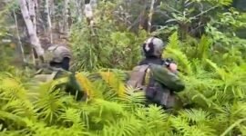 Prajurit TNI bersenjata saat operasi di hutan Papua. (Foto: Dok. iNews)