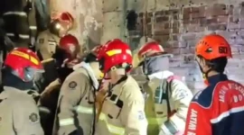 Remaja Surabaya Tewas usai Bangunkan Keluarga saat Kebakaran. (Foto: Tribun Jatim/Luhur Pambudi)